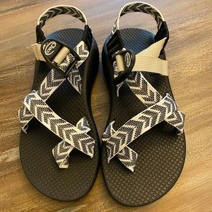 Women’s Chacos Size 5